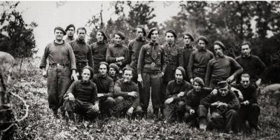 Ligne Maginot - TETING - A38 - (Ouvrage d'infanterie) - Au-centre, le lieutenant Marchelli, commandant l'ouvrage de Téting et à sa gauche, le sous-lieutenant Font commandant le bloc 1 de l'ouvrage