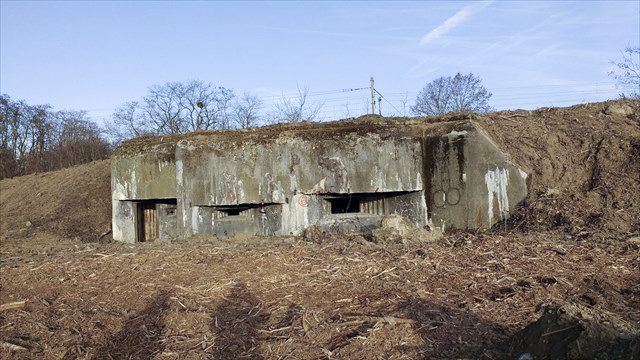 Ligne Maginot - 83 - SIERENTZ VOIE FERREE OUEST - (Casemate d'infanterie - Simple) - Le terrain est nettoyé pour permettre les travaux de construction d'un lotissement. 
2015