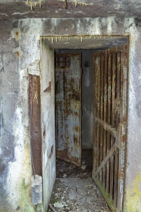 Ligne Maginot - Blockhaus STG 105 - Breitenhag - Entrée des hommes, avec sa grille et sa porte blindée.