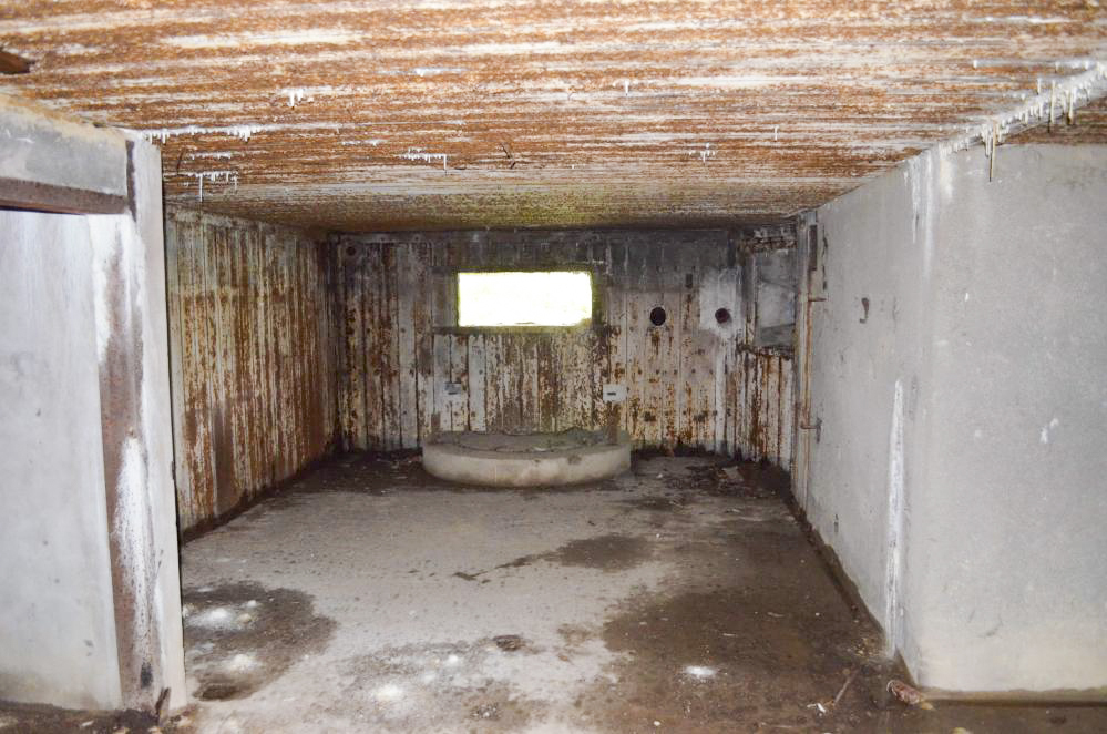 Ligne Maginot - Blockhaus STG 105 - Breitenhag - Chambre de tir AC sud, avec sa plate-forme et son créneau FM. A droite l'accès à la cloche GFM