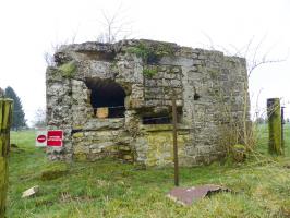 Ligne Maginot - VILLY 2 - MAISON BEAUJET - (Blockhaus pour arme infanterie) - Blockhaus pour mitrailleuses et FM flanquant la Chiers et le fossé antichar vers la casemate de la croix Morel. Sur la photo, le créneau perpendiculaire à l'axe principal de tir.