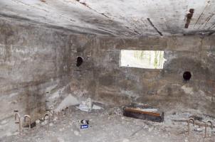 Ligne Maginot - HUTTINGUE EST - (Blockhaus pour canon) - Chambre de tir du canon. On remarque bien que ce blockhaus est inachevé, les fers à béton pour les massifs du canon sortent encore du sol et la chape n'a pas été coulée