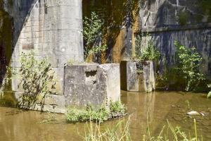 Ligne Maginot - PONT CANAL DE LA LARGUE - (Barrage de Route) - Les supports du barrage AC dans la Largue.