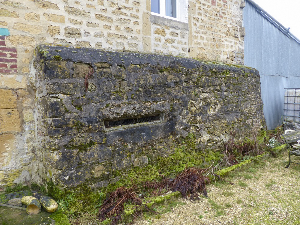 Ligne Maginot - VILLY 8 - MAISON FRINCART - (Blockhaus pour arme infanterie) - L'un des deux créneaux frontaux tirant vers La Chiers