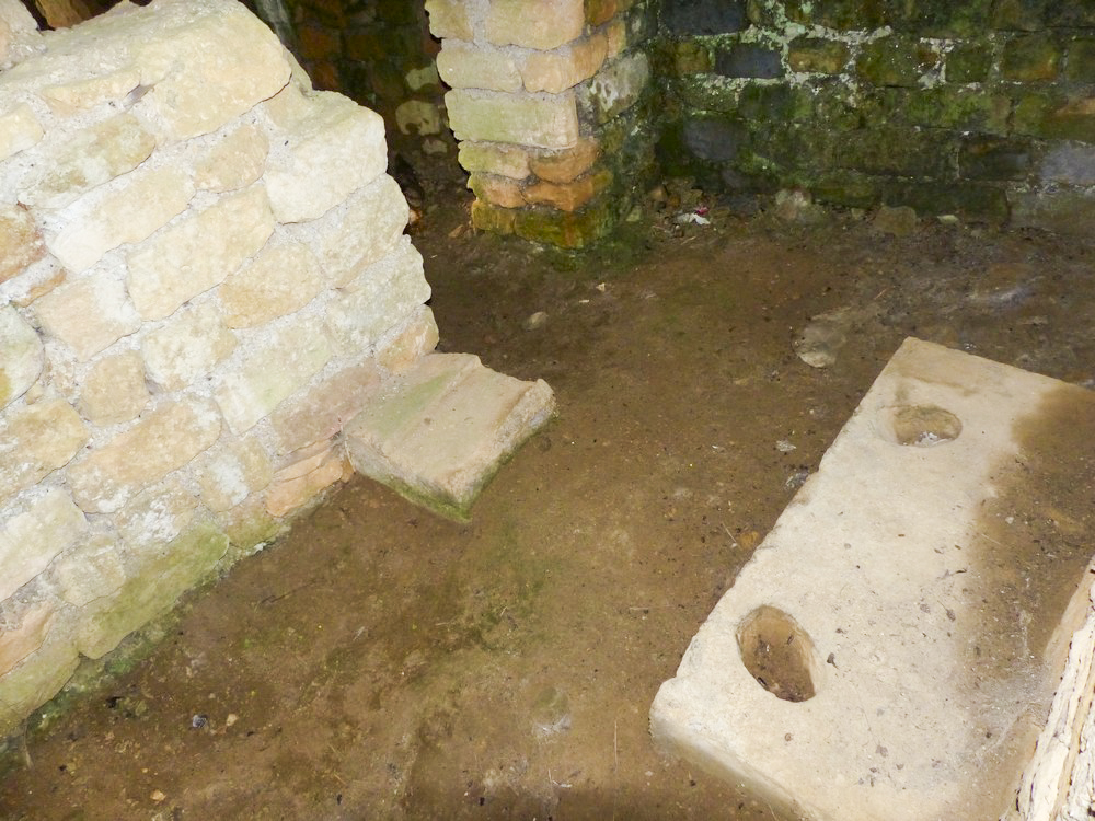 Ligne Maginot - VILLY 2 - MAISON BEAUJET - (Blockhaus pour arme infanterie) - Vue intérieure, on remarque le système de blocage de la mitrailleuse