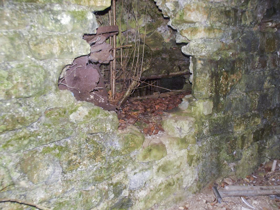 Ligne Maginot - VILLY 4 - MAISON MIART - (Blockhaus pour canon) - Blockhaus construit à partir d'une maison d'habitation. Un créneau antichar; il a la particularité de traverser deux murs distants l'une de l'autre d'une trentaine de centimètres et d'être de biais.