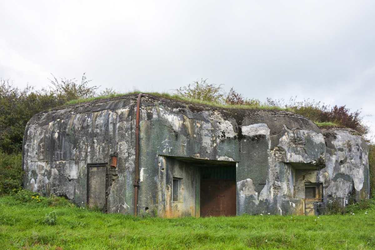 Ligne Maginot - MY2 - VILLY EST - (Casemate d'artillerie) - Vue de la casemate coté entrées du personnel, à gauche, et de la pièce à droite
