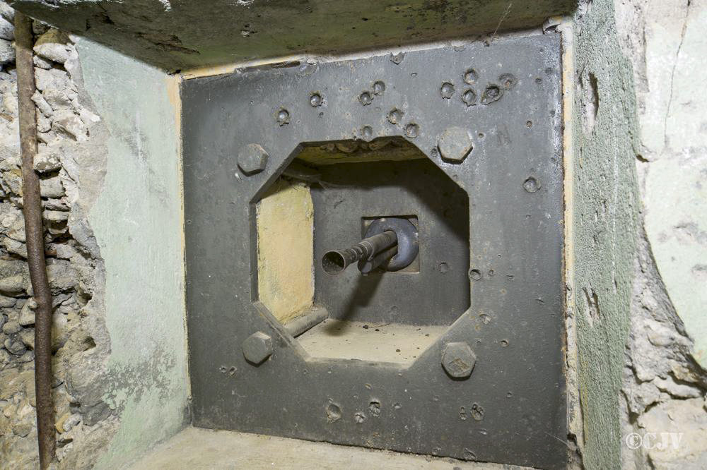 Ligne Maginot - Ouvrage de la Ferté - Bloc 1
Créneau type A pour FM 24/29 avec support RB assurant l'étanchéité de l'ensemble et la protection du tireur