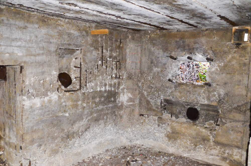 Ligne Maginot - HUTTINGUE EST - (Blockhaus pour canon) - Chambre de tir de mitrailleuse. A gauche on distingue l'entrée du canon, puis la goulotte à grenades et le créneau de la mitrailleuse et sa goulotte d'évacuation des douilles.