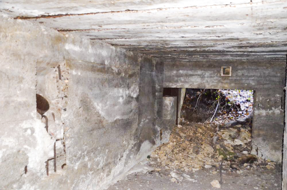 Ligne Maginot - HUTTINGUE EST - (Blockhaus pour canon) - Entrée pour canon. A gauche une goulotte à grenades, avec son tube de diamètre inusité.