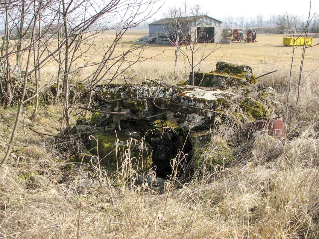 Ligne Maginot - AM DIETWEG - (Cuve pour arme d'infanterie) - Vue depuis l'ouest.
L'emplacement se situe dans la petite pente légèrement au nord-ouest de 59/3 Bantzenheim sud