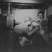 Ligne Maginot - FORT LOUIS EST - (Casemate d'infanterie - double) - La chambre de tir de la casemate avec le tireur au jumelage de mitrailleuses Reibel et en position effacée sur l'arrière, la mitrailleuse Hotchkiss cède 13,2 mm