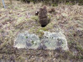 Ligne Maginot - OTTMARSHEIM - BERGE 2 - (Observatoire d'infanterie) - Trois abris sont échelonnés du nord au sud. Abri central du dispositif. Le Rhin est dans le dos du photographe. Ouverture triangulaire dans le béton. A l'arrière se trouve un accès. C'est probablement un observatoire. Il est parfaitement défilé dans la berge.