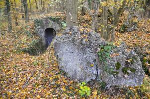 Ligne Maginot - OTTMARSHEIM SUD 1 - (Blockhaus pour arme infanterie) - Entrée 2 avec un morceau de la coupole