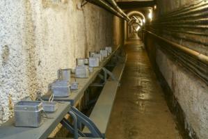 Ligne Maginot - ROHRBACH - FORT CASSO - (Ouvrage d'infanterie) - La troupe prenait ses repas dans la galerie. Les tables rabattables sont prévues à cet effet et compensent l'absence de réfectoire.