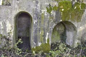 Ligne Maginot - ECLUSE 53 SUD - (Blockhaus pour canon) - A gauche couloir d'accès à une pièce de même forme que le couloir et à droite niche à munition