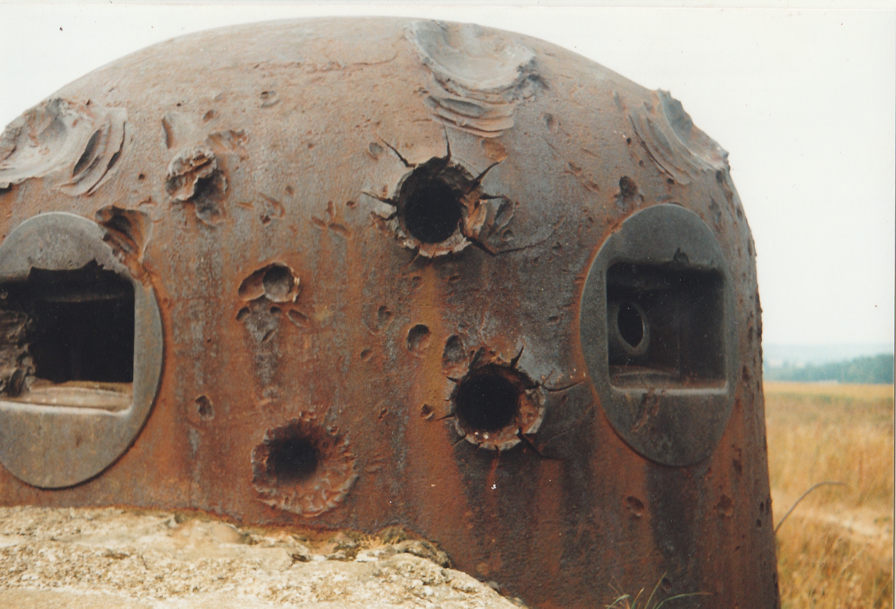 Ligne Maginot - LA FERTE - (Ouvrage d'infanterie) - Bloc 2
Cloche GFM n°8
Impacts de FLAK 88