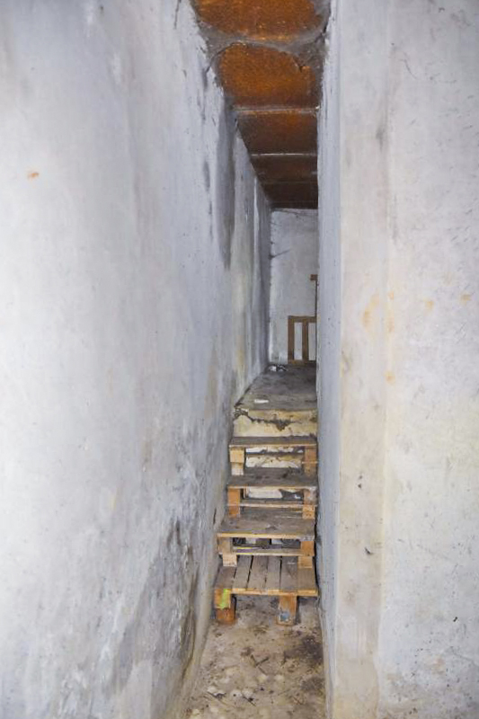 Ligne Maginot - LANGER ZUG - (Blockhaus pour arme infanterie) - Couloir reliant la CT nord et la sud au fond. La différence de hauteur entre le couloir et la CT nord est bien visible