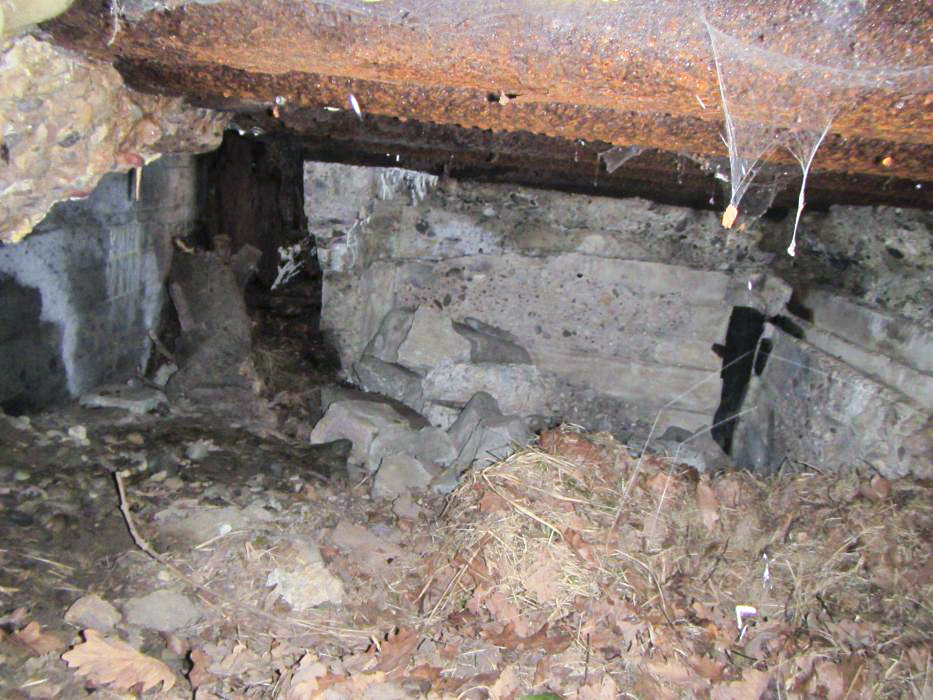 Ligne Maginot - OTTMARSHEIM - BERGE 2 - (Observatoire d'infanterie) - Vue intérieure de l'abri central. A gauche un court tunnel d'accès. Une niche immédiatement à droite. Photo prise à partir de l'accès arrière.