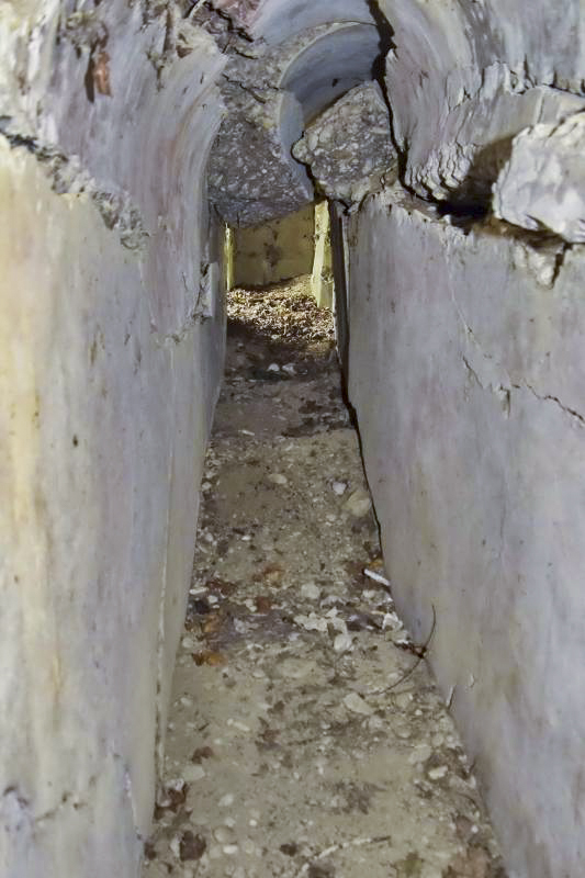 Ligne Maginot - OBERHARDTFELD 2 - (Blockhaus pour arme infanterie) - Vue du couloir vers le nord. Au fond à  gauche l'entrée, en face la niche à munitions et à droite le couloir vers la coupole