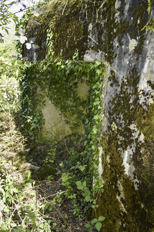 Ligne Maginot - VOIE-FERREE 5 - (Blockhaus pour arme infanterie) - Masque du créneau de tir et fosse à douilles