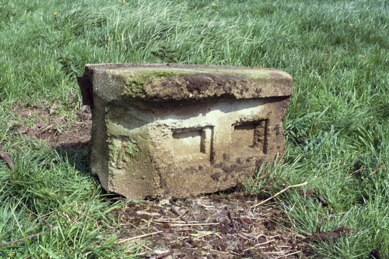 Ligne Maginot - C37 - MARPENT NORD - (Casemate d'infanterie) - Embase du drapeau représentant une casemate à deux créneaux.