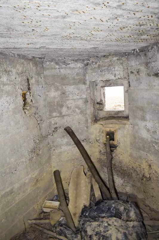 Ligne Maginot - PA DE SIERENTZ OUEST 2 - (Blockhaus pour arme infanterie) - Chambre de tir FM. Le créneau sans trémie et la goulotte pour l'évacuation des douilles avec son coffrage.