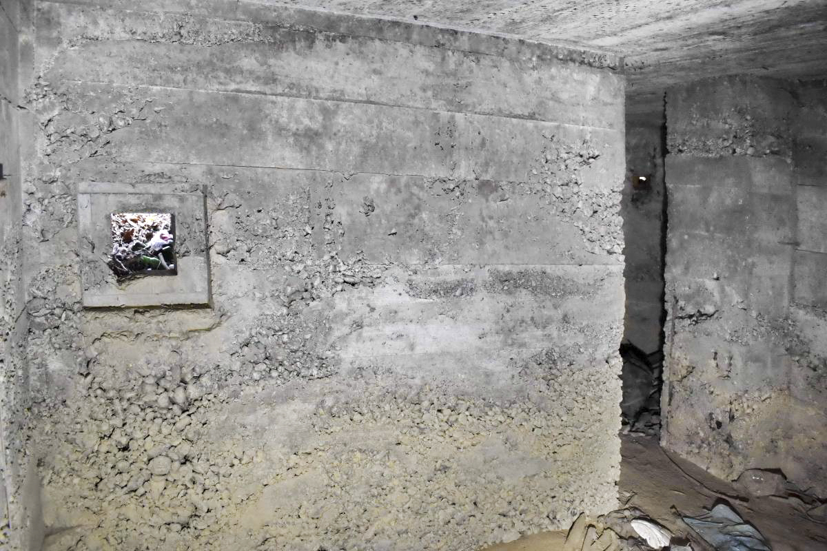 Ligne Maginot - PA DE SIERENTZ OUEST 2 - (Blockhaus pour arme infanterie) - Chambre de tir mitrailleuse. Le créneau de tir de protection du couloir et l'accès à  la chambre FM