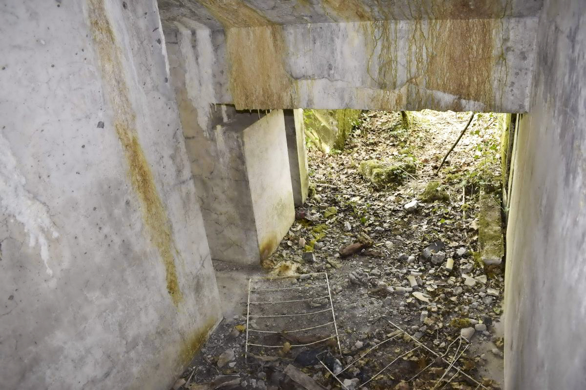 Ligne Maginot - PA DU CARREFOUR 243-1 - (Blockhaus pour canon) - Entrée matériel et à gauche le couloir de l'entrée des hommes