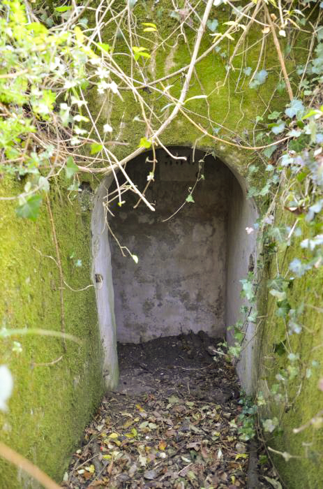 Ligne Maginot - PA DU CARREFOUR 252-2 - (Blockhaus pour arme infanterie) - A gauche acces sur le couloir.