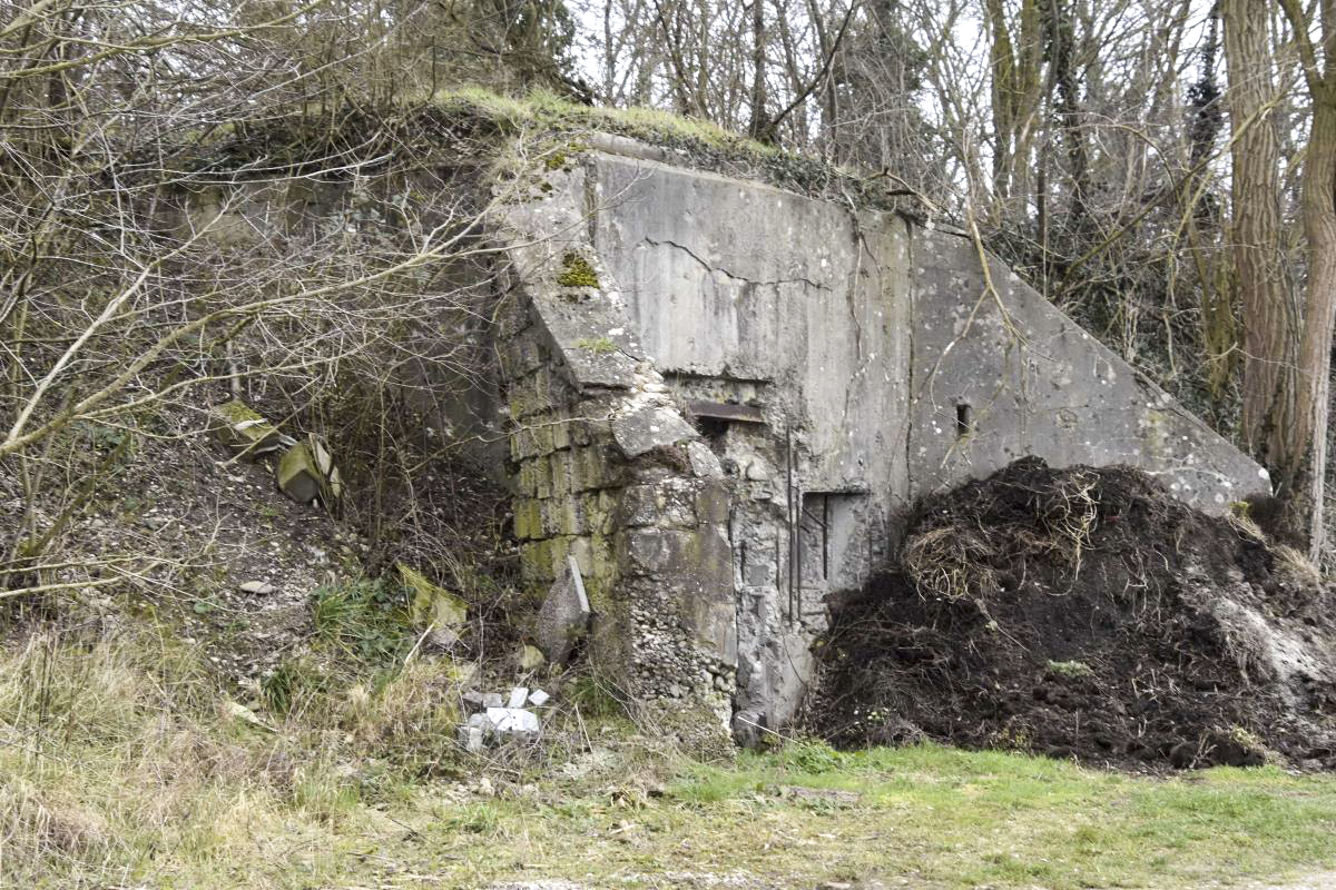 Ligne Maginot - PA NIFFER 1 - (Blockhaus pour canon) - Entrée coté ouest, avec ses deux ailes, en merlon, pour soutenir le talus