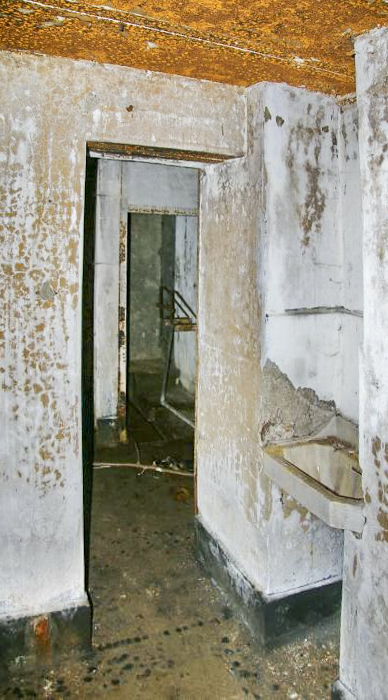 Ligne Maginot - SCHLIERBACH - (Poste de Secours) - Infirmerie ? - Petite pièce avec lavabo fermant des deux cotés avec un volet roulant