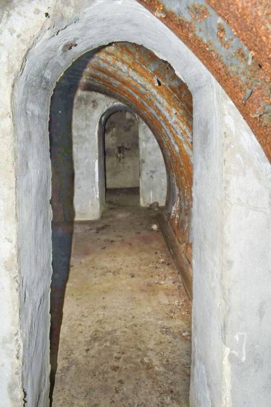 Ligne Maginot - PETIT-LANDAU OUEST (I/10° RIF) - (PC de Sous-Quartier) - Vue en enfilade des chambres avec au fond la pièce pour la téléphonie