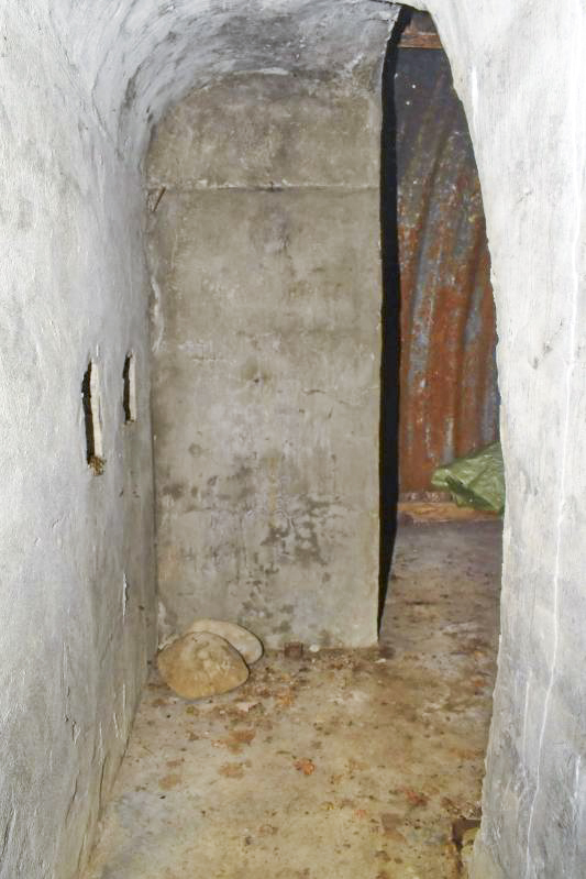 Ligne Maginot - PETIT-LANDAU OUEST (I/10° RIF) - (PC de Sous-Quartier) - Entrée nord, couloir et accès à la chambre.