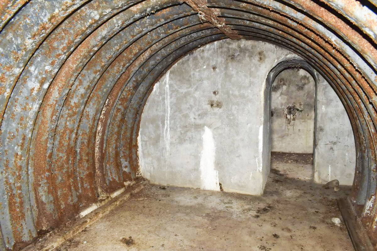 Ligne Maginot - PETIT-LANDAU OUEST (I/10° RIF) - (PC de Sous-Quartier) - Chambre sud, avec sur le mur gauche l'emplacement du téléphone