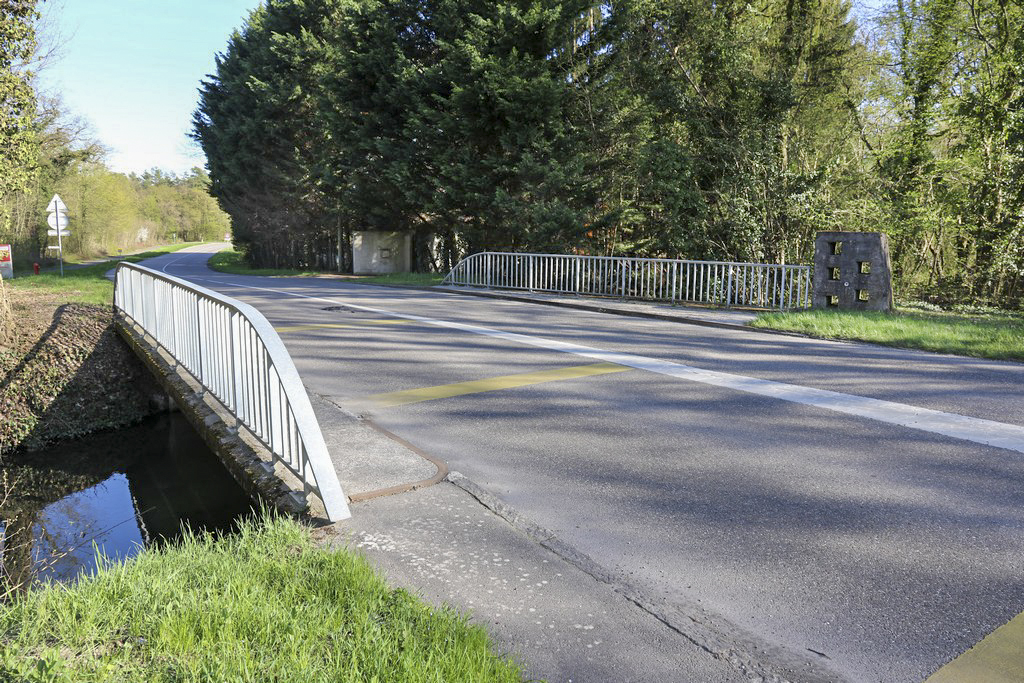 Ligne Maginot - MARCKOLSHEIM MUHLBACH - (Barrage de Route) - Le pont moderne et le reste du barrage