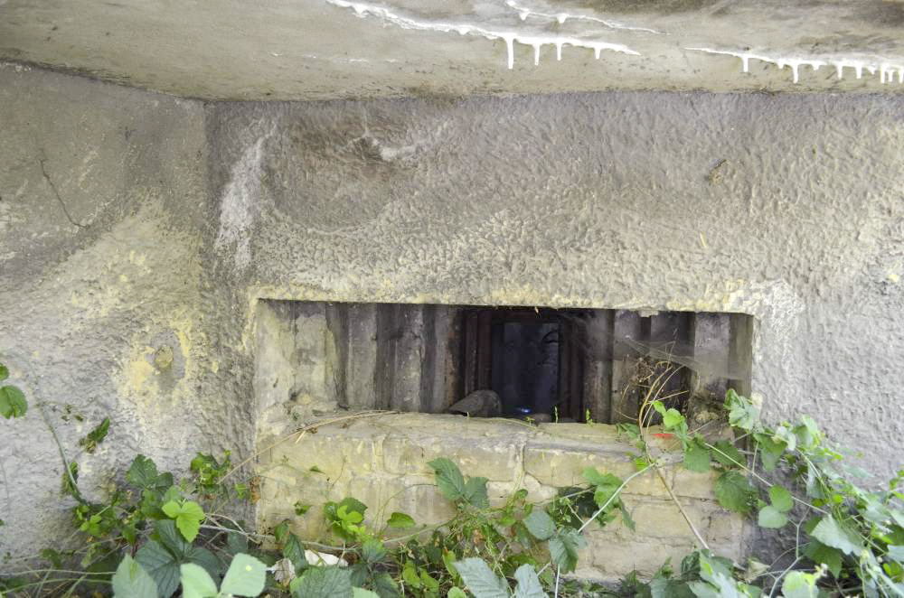 Ligne Maginot - ALGOLSHEIM - ABBATUCCI - (Blockhaus pour arme infanterie) - Créneau de flanquement nord-est équipé d'une trémie Philbert
