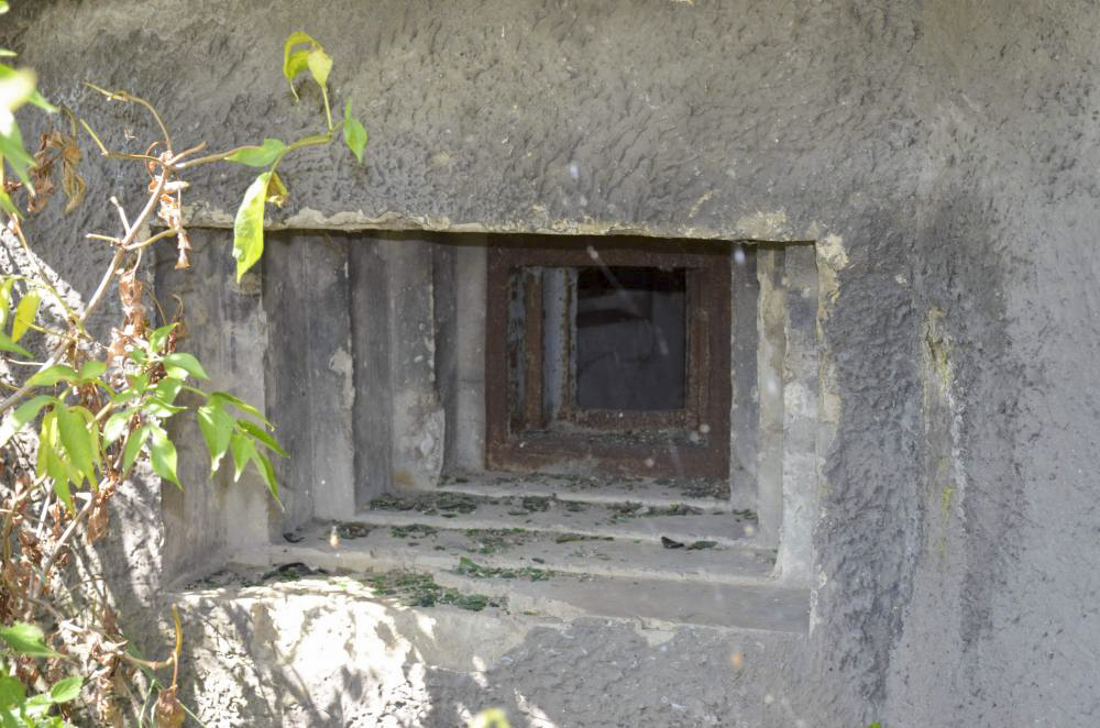 Ligne Maginot - ALGOLSHEIM - ABBATUCCI - (Blockhaus pour arme infanterie) - Créneau de flanquement sud équipé d'une trémie Philbert