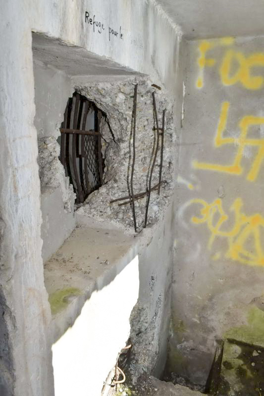 Ligne Maginot - ECLUSE 52 NORD - (Blockhaus pour canon) - Entrée et son créneau de tir. Une partie du mur est arrachée.