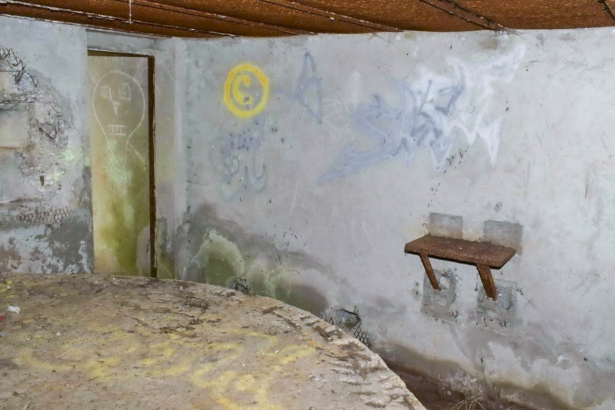 Ligne Maginot - ECLUSE 52 NORD - (Blockhaus pour canon) - Intérieur de la chambre de tir, vue sur la sortie