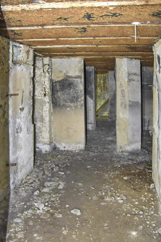 Ligne Maginot - OBERFELD - (Poste de Secours) - Chambre et en continuité la salle de soins.
Au mur, des supports et vers le plafond un crochet à l'emplacement des aérations.