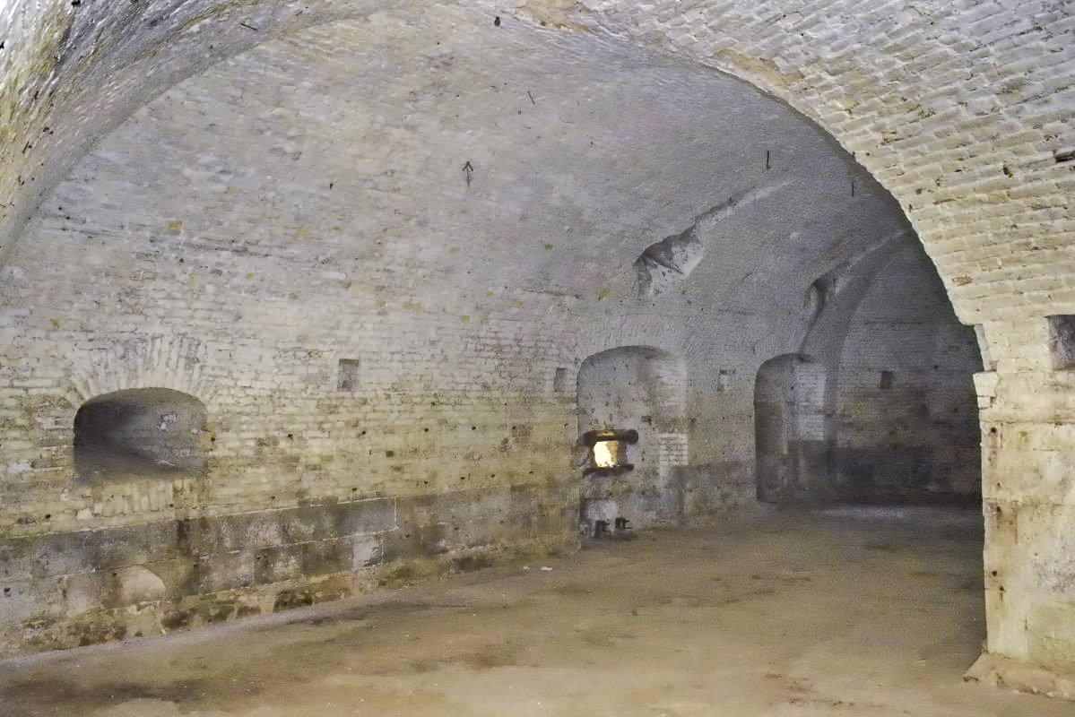 Ligne Maginot - TOUR BASTIONNEE 4 (CEFV N°1/I/28° RIF) - (PC) - Grande salle avec deux créneaux de tir vers la gauche du bastion au fond et à l'avant le créneau de tir pour la protection interne