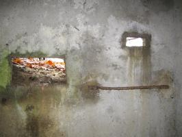 Ligne Maginot - OBERWALD - (Blockhaus pour arme infanterie) - Les créneaux, on distingue le reste du support d'une tablette rabattable sous le créneau d'observation