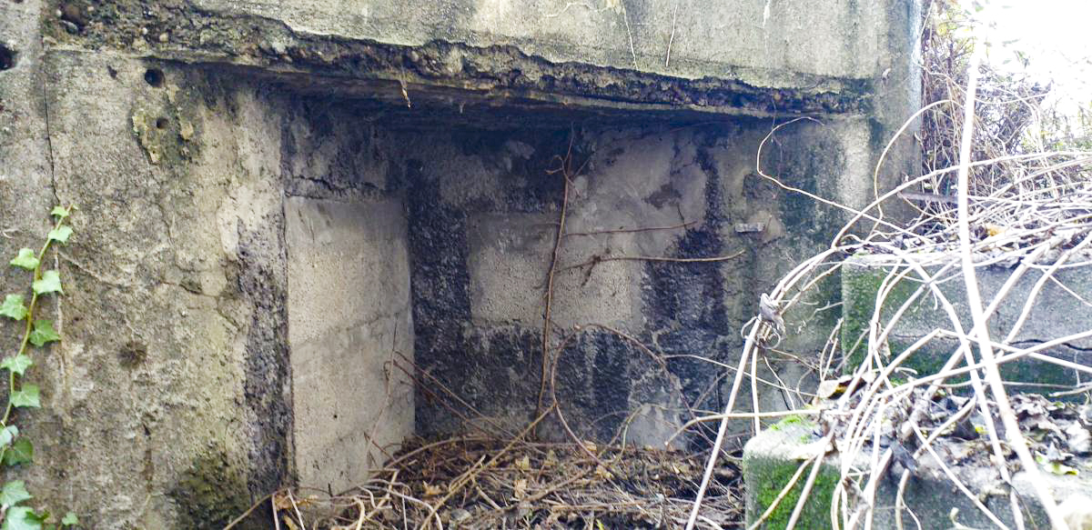 Ligne Maginot - PORT DU RHIN CENTRE 9 - (Blockhaus pour arme infanterie) - Entrée et créneau FM (murés)