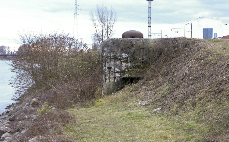 Ligne Maginot - BASSIN DE L'INDUSTRIE - (Casemate d'infanterie - Double) - La chambre de tir nord remblayée