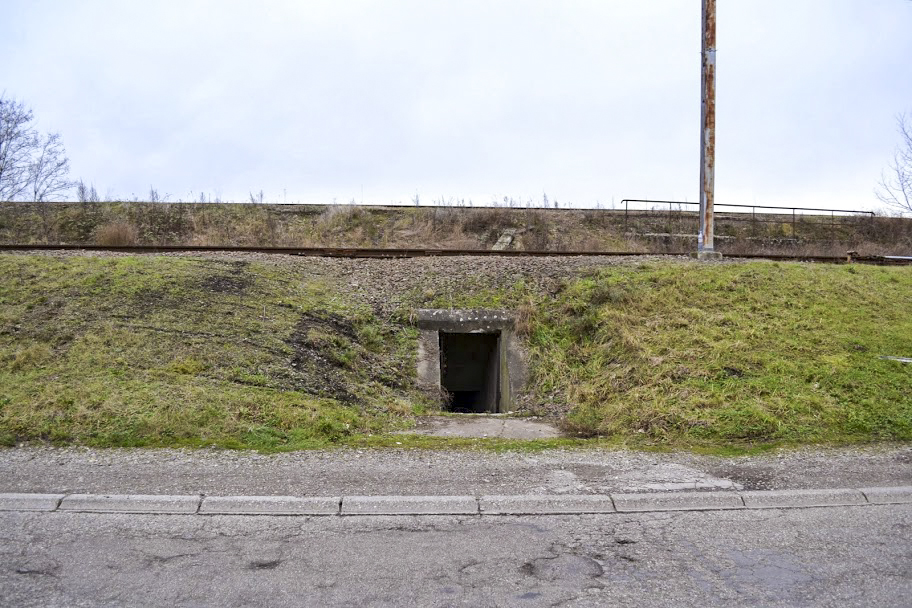 Ligne Maginot - BASSIN DE L'INDUSTRIE - (Casemate d'infanterie - Double) - L'entrée de la galerie d'accès passant sous les voies ferrées