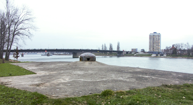 Ligne Maginot - CHAMP DE COURSES - (Casemate d'infanterie - double) - Vue vers le Nord sur les ponts de Kehl