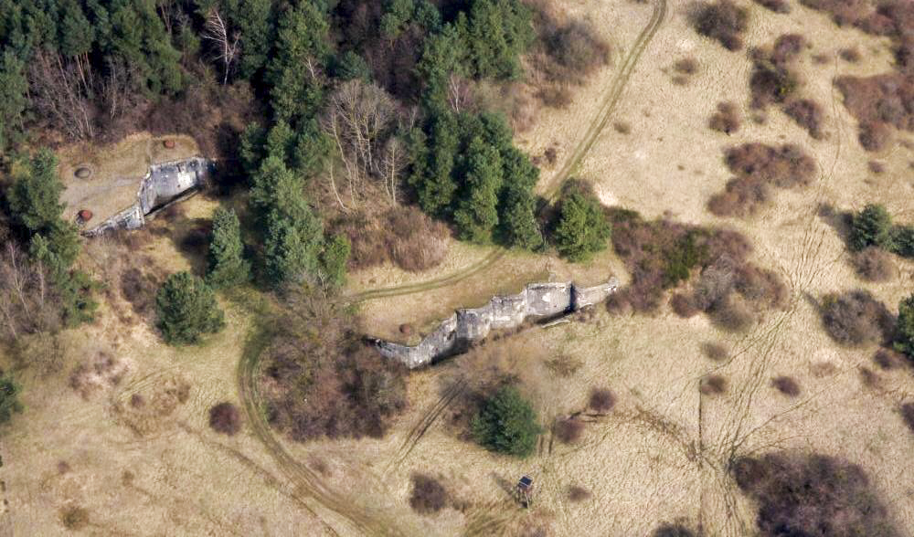 Ligne Maginot - HOCHWALD - (Ouvrage d'artillerie) - Ouvrage Est.
A l'avant plan le bloc 6 (3x75) et juste derrière le bloc 1 (casemate et tourelle 135).