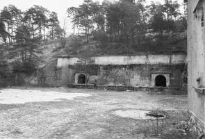 Ligne Maginot - FARGUET - (Dépôt de Munitions) - Photo prise en 1990
Au premier plan, une tole cache l'accès à une citerne souterraine de grande capacité