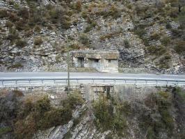 Ligne Maginot - E6 - TOURNEFORT (Casemate d'infanterie) - La casemate et son créneau sous la route